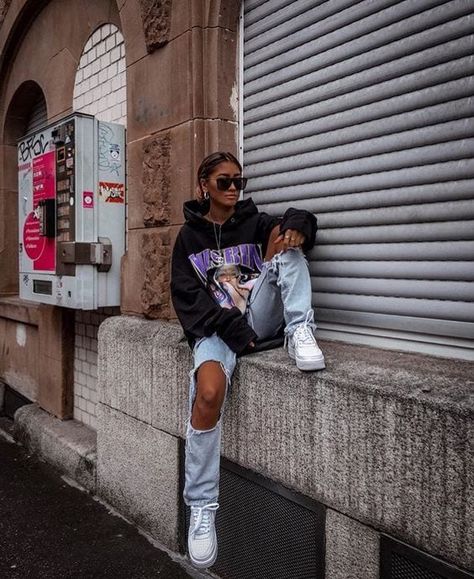 31 Best Oversized Hoodie Outfits to Wear This Year Oversized Hoodie Outfit, Hoodie Outfits, Oversize Outfit, Oversized Outfit, Tomboy Style Outfits, Outfit Trends, Streetwear Fashion Women, Hoodie Outfit, Tomboy Fashion