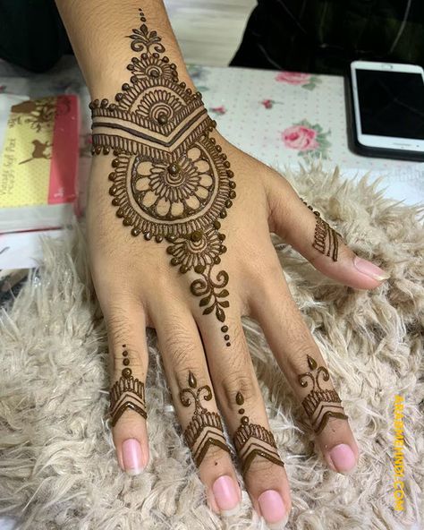 Easy And Simple Arabic Mehendi Designs, Henna Design Modern, Back Of Hand Henna, Modern Mehndi Designs Minimal Front Hand, Mehandi Designs For Hands Back, Girlish Mehndi Designs, Mehndi Art Designs Back Hand, Right Hand Mehndi Design, Mehandi Design Simple