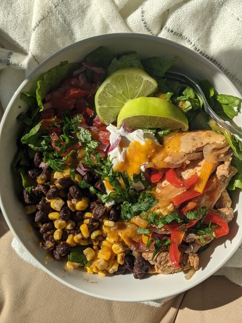 A filling chipotle style salad bowl with: black beans, corn, fajita veggies, chicken breast, pico de gallo, and sour cream. Corn Chicken, Gym Food, Chicken Bowl, Mexican Chicken, Chicken Avocado, Chicken Fajitas, Foods To Eat, Salad Bowls, Fajitas