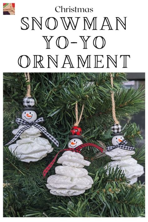 Learn how to make a snowman Christmas tree ornament from fabric yo-yos and a bead kit. Yo Yo Snowman Pattern, Yo Yo Christmas Ornaments, Snowman Diy Ornaments, Yo Yo Crafts, Snowman Ornaments Diy, Fabric Christmas Decorations, Diy Snowman Ornaments, Make A Snowman, Yo Yos