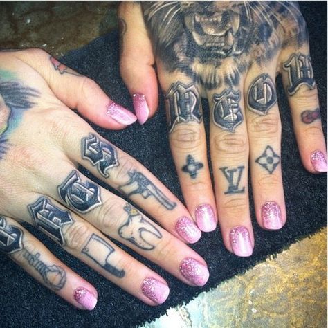 Jeffree star gradient nails Jeffree Star Tattoos, Finger Tattoos Ideas, Knuckle Tattoo, Wörter Tattoos, Toe Tattoos, Tiny Tattoos For Women, Small Finger Tattoos, Finger Tats, Knuckle Tattoos