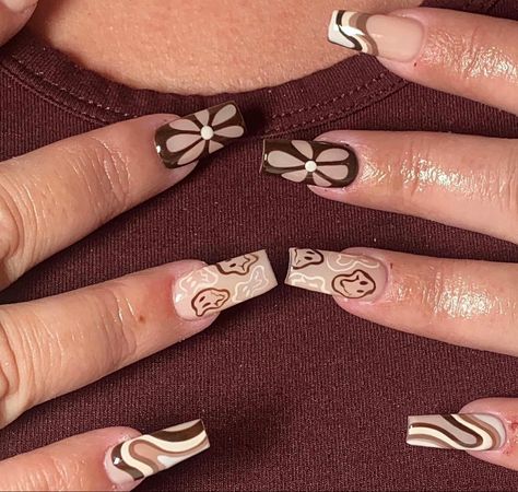 Brown Designs Nails, Brown Nails With Black Tip, Nails 2023 Trends Brown, Brown Nails Halloween, Gal Nails Ideas, Brown And Cream Nail Designs, Brown Nail Aesthetic, Cute Brown Nail Ideas, Acrylic Nail Designs Brown