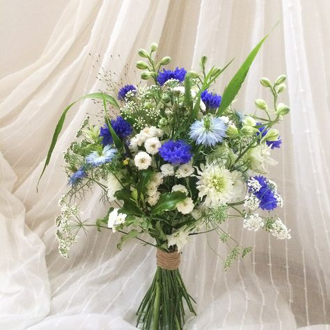 Cornflower Wedding Bouquet, Cornflower Wedding, Cornflower Blue Wedding, Wildflower Bridal Bouquets, Bouquet Of Wildflowers, Bohemian Wedding Bouquet, August Flowers, Bouquet Champetre, White Wildflowers