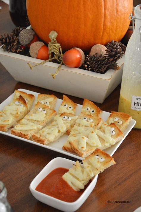 FUN Halloween dinner idea! Menu Halloween, Halloween Potluck, Halloween Appetizers Easy, Postres Halloween, Halloween Food Dinner, Kids Halloween Food, Halloween Food Appetizers, Appetizers For Kids, Spooky Food