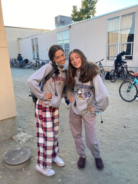 Twinning Outfits Friends For School, Duo Activities, Waterpark Outfit, Cute Pajama Outfits, Pajama Day At School, Hairstyle Examples, Pajama Day, Girl Sweatpants, Best Friend Outfits