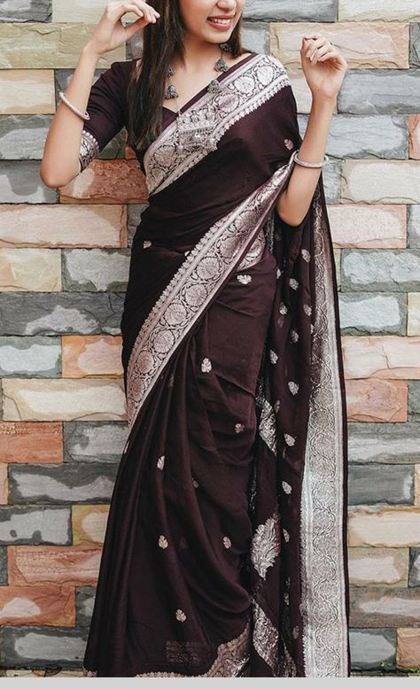 Khaddi Georgette Saree, Saree Chiffon, Indian Wedding Gowns, Saree Georgette, Saree Wearing Styles, Simple Saree Designs, Indian Sari Dress, Traditional Blouse Designs, Saree Banarasi