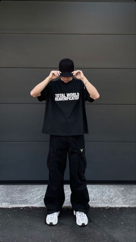 Outfits Aesthetic Men 90s, Streetware Outfits Men, Streetware Aesthetic, Streetware Outfits, Urban Style Boy, Streetwear Poses Photo Ideas, Outfit Total Black, Cap Outfit Men, Aesthetic Male Outfits