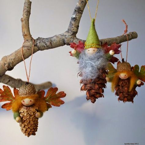 (via solountip) It’s time to decorate with Christmas ornaments…is there any better option that crafts made by children? If you are near the countryside, pick up some pinecones because we bring you several ideas to turn them into another thing. The most complicated example: those goblins who are writing their letter to Father Christmas. They are […] Acorn Crafts, Waldorf Crafts, Diy Pinecone, Pinecone Ornaments, Fairy Crafts, Cones Crafts, Pine Cone Crafts, Ornament Tutorial, Autumn Crafts