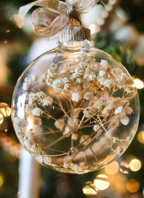 Diy Craft Christmas Ornaments, Create Your Own Ornament, What To Put In Clear Ornaments, Clear Ornaments On Tree, Diy Ornaments Gifts, Christmas Glass Ornaments Diy Ideas, Pretty Diy Christmas Ornaments, Wedding Flower Ornament, Diy Clear Ornaments Christmas