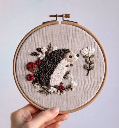 Cottagecore Embroidery, Diy Hand Embroidery, Embroidery Hoop Art Diy, Floral Embroidery Patterns, Hand Embroidery Pattern, Sewing Embroidery Designs, Hand Embroidery Art, Hand Embroidery Stitches, Embroidery For Beginners