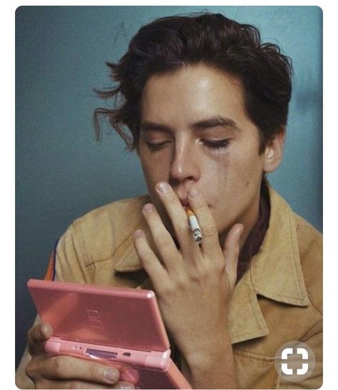 DS /smoking Sprouse Cole, Mode Editorials, Dylan Sprouse, Betty Cooper, Grunge Look, Fresh Memes, Wallpaper Vintage, Cole Sprouse, Aesthetic Grunge