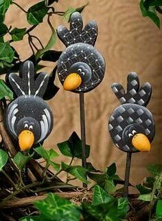 Too cute. Decorative Painting Patterns, Black Birds, Tin Can Crafts, Aluminum Cans, Country Paintings, On A Stick, Tole Painting, Garden Stakes, A Stick