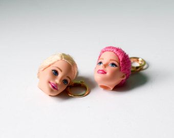 Weird Keychains, Barbie Doll Head, Cool Keychain, Barbie Head, Diy Earrings Polymer Clay, Earrings Polymer, Class Room, Barbie Diy, Zipper Charms