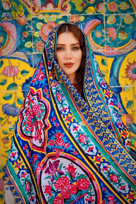 Persian Style Fashion, Persian Scarf, Beautiful Iran, Persian Women, Movie Bloopers, Iranian Fashion, Iranian Beauty, Frida Art, Persian Culture