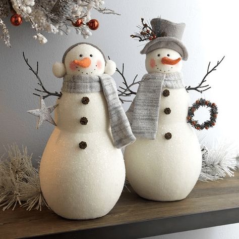 5 Winter Decoration Ideas for Apartment ~ Matchness.com Snowmen Decor, Silver Christmas Tree Decorations, Winter Holiday Decorations, Felt Snowman, Raz Imports, Snowman Christmas Decorations, Silver Christmas Tree, Diy Snowman, Winter Decoration