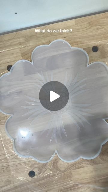 Christmas Epoxy Ideas, Resin Trays Ideas, Flat Marble Crafts, Epoxy Flower Tray, Rose Petal Resin Coaster, Resin Coasters Roses, Resin Bowls, Rose Petal Resin Tray, Pressed Flower Resin Tray