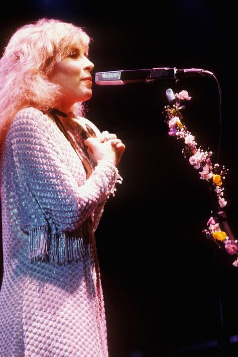 Stevie Nicks | Mirage Tour (source crystallineknowledge on tumblr) Mic Stand Decoration, Decorated Mic Stand, Mic Stand Aesthetic, Decorated Microphone, Flower Microphone, Microphone Aesthetic, Music Decorations, Performance Ideas, Stage Style