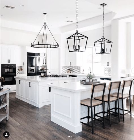 Double Island Kitchen, Metal Bedroom, Kursi Bar, Black Dining Room, Wooden Floors, Gorgeous Kitchens, Large Kitchen, White Cabinets, Design Case