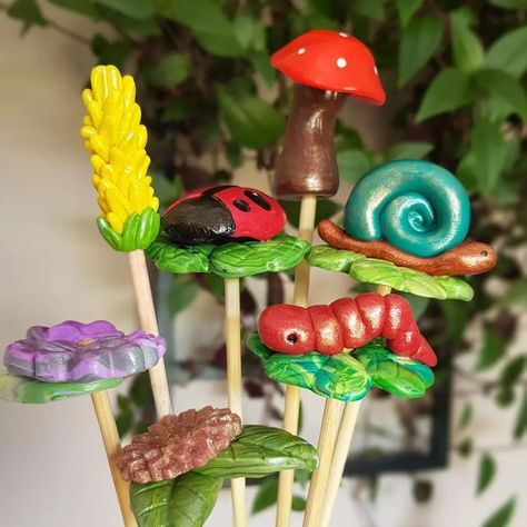 Introducing... Plant Pot Buddies, made by yours truly and now stocked in @raineandmoostudio 🌿😍 These garden stakes are topped with polymer clay, in various designs including flowers, leaves, succulents, toadstools, caterpillars, snails and ladybirds (to begin with! I have soooo many ideas). Plant Pot Diy, Clay Planters, Polymer Clay Diy, Pottery Crafts, Garden Stakes, Diy Plants, Clay Art Projects, Diy Planters, Flower Bud