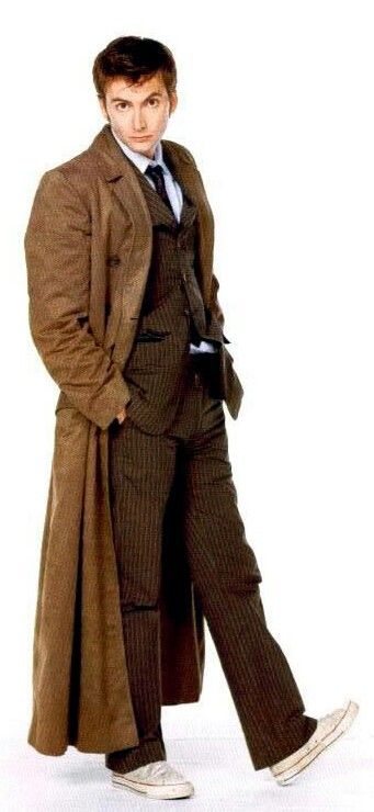 David Tennant - 10th Doctor Doctor Who Suit, Doctor Who Style, Hand In Pocket Reference, Pocket Watch Reference, Trenchcoat Men, Earth Costume, Hands In Pocket, Doctor Who Outfits, Brown Overcoat