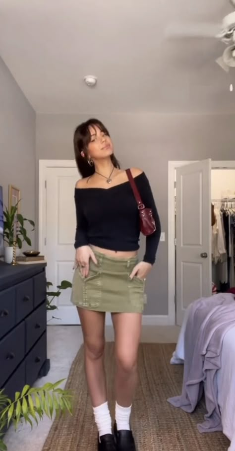 Army Green Skirt Outfit, Green Mini Skirt Outfit, Mini Skirt Outfit Aesthetic, Khaki Skirt Outfits, Skirt Outfit Aesthetic, Green Skirt Outfits, Green Top Outfit, Cargo Skirt Outfit, Shoulder Tops Outfit