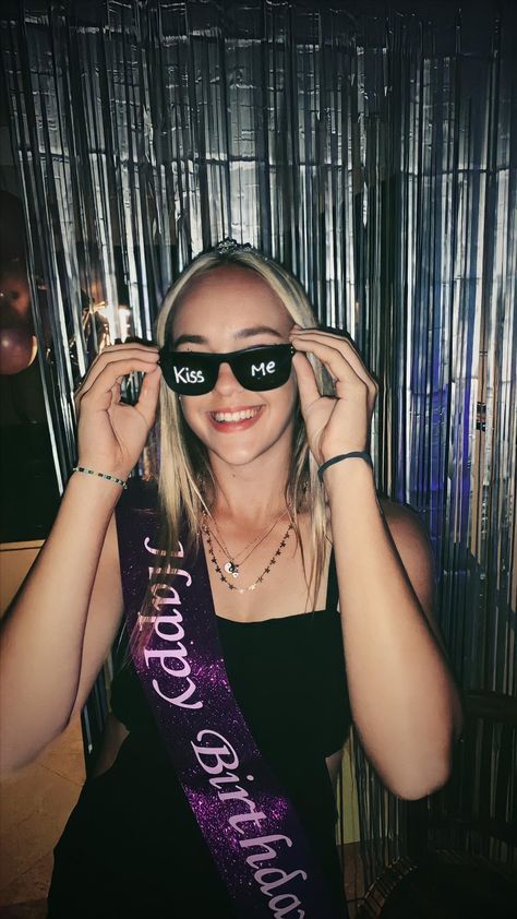 Glasses With Writing On Them Party, Senior Glasses Ideas, Sunglasses Party Aesthetic, Glasses Party Aesthetic, Party Glasses Aesthetic, Party Glasses Ideas, Party Sunglasses Aesthetic, Party Glasses Trend, Kiss Me Glasses