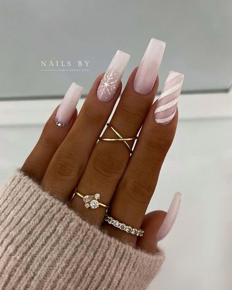 French Tip Acrylic Nails Winter, Milky White Christmas Nails, Simple Christmas Acrylic Nails, Winter French Nails, French Christmas Nails, Winter Nails Aesthetic, Christmas French Nails, Unghie Sfumate, Plaid Nails