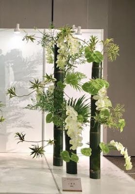 Floral Ideas ExtraOrdinary Bamboo Theme Floral Decoration Ideas, Ikebana Wedding, Fresh Flower Arrangement, Arreglos Ikebana, Contemporary Flower Arrangements, Tropical Floral Arrangements, Shower Tile Ideas, Bamboo Decor, Ikebana Arrangements