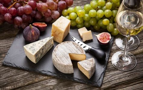 September Wine, Wine And Cheese Pairings, Picnic Basket Food, French Picnic, Food Picnic, Cranberry Sauce Recipe, French Cheese, Cheese Pairings, Wine And Cheese