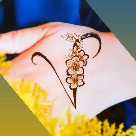 V Mehndi Design, Alphabet Henna Design, Groom Mehandi, 3d Mehndi, Alphabet Mehndi Design, Alphabet Mehndi, Flower Garland Diy, Diy Henna, Dp For Whatsapp Profile