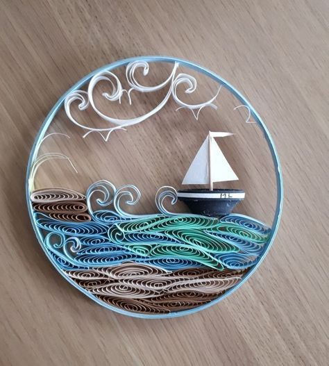 Paper Quilling Beach Scene, Bottle Art With Paper, Paper Quilling Waves, Quilled Cards Ideas, Quilling 3d Miniatures, Quilling Cards Ideas, Quilling Landscape, Paper Quilling Designs Creative, Quilling Decor