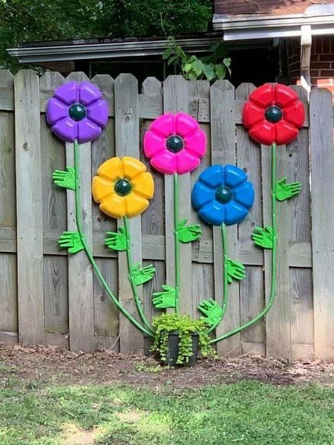 26 Creative Summer Garden Crafts Yard Art Crafts, Garden Fence Art, Garden Decor Projects, Fence Art, Outdoor Crafts, Garden Crafts Diy, Garden Deco, Fence Decor, Garden Art Projects