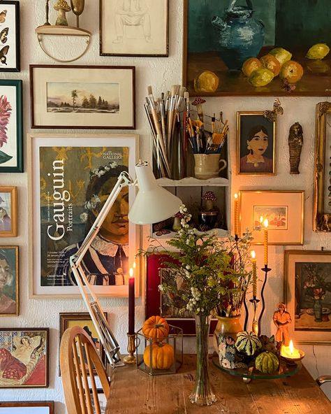 Fall got me 🍁🎃🕯️ Happy Sunday my dear friends ✨🤍 . . . .Gallery Wall | Art gallery wall | Thrifted home | Vintage home style | Modern vintage | Eclectic decor | Maximalist interior | Maximalist style | Eclectic style | Modern Cottage | Cottage style | Cozy home | Cozy interior | Colorful home | Colorful interior | Home styling | Art lovers | Interior inspiration . . . #gallerywall #gallerywalldecor #eclecticdecor #moderntraditional #housetohome #houseandhome #homedecor Fall Decor Maximalist, Eclectic Grandma Decor, Organized Maximalist, Vintage Classy Aesthetic, Art Collector Home, Vintage Eclectic Living Room, Cozy Eclectic Home, Eclectic Farmhouse Decor, Gallery Wall Eclectic