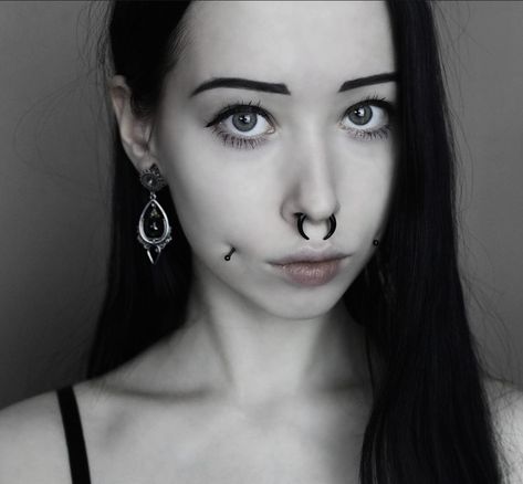 Black Eyebrow Piercing, Pretty Piercings, Goth Eye Makeup, Cool Piercings, Eyebrow Piercing, Piercing Ideas, Gothic Beauty, Body Mods, New Girl