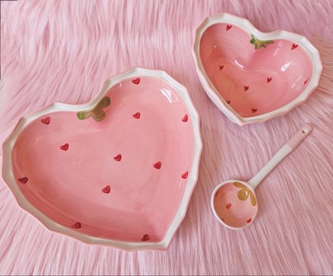 Heart Shaped Bowl Pottery Painting, Heart Bowl Pottery Painting, Valentines Pottery, Pottery Painting Ideas Easy, Pottery Date, Heart Pottery, Heart Shaped Bowl, Strawberry Bowl, Ceramic Hearts