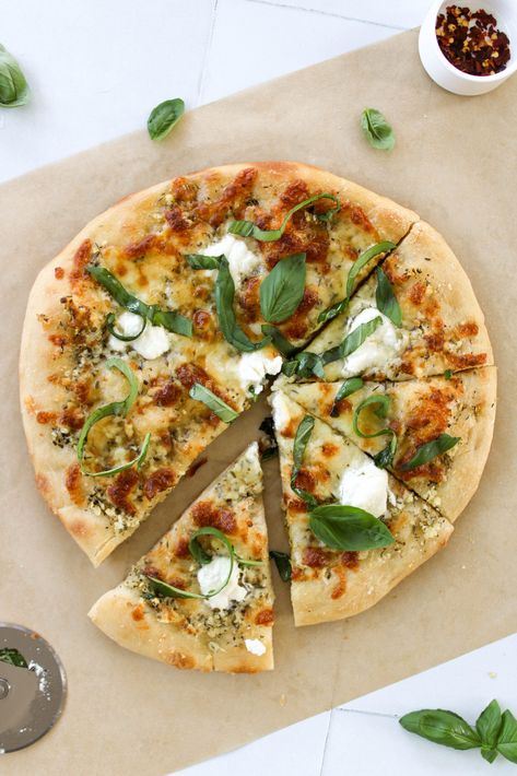 Olive Oil Pizza Without Tomato Sauce Olive Oil Pizza, Olive Oil Sauce, Tomato Pizza Sauce, Garlic Pizza, Easy Homemade Pizza, Making Homemade Pizza, Garlic Olive Oil, Homemade Pizza Dough, Healthy Pizza