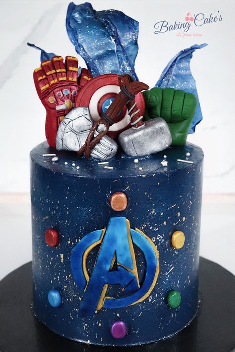 Marvel Superhero Cake, Marvel Cake Ideas Avengers Birthday, Avenger Theme Cake, Fandom Cakes, Avengers Themed Cakes, Marvel Cakes, Marvel Birthday Cake, Spiderman Cookies, Kue Fondant