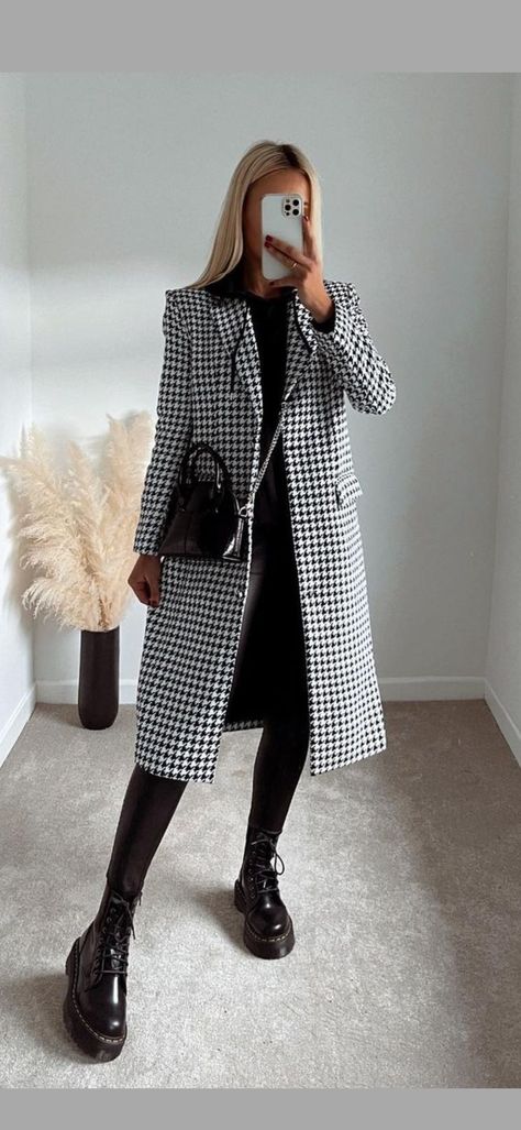 Dr Martens Outfit Women, Casual College Outfit, Bussines Casual Woman, College Outfit Ideas, Dr Martens Outfit, Work Outfit Ideas, Smart Casual Women, Style Casual Chic, Classy Winter Outfits