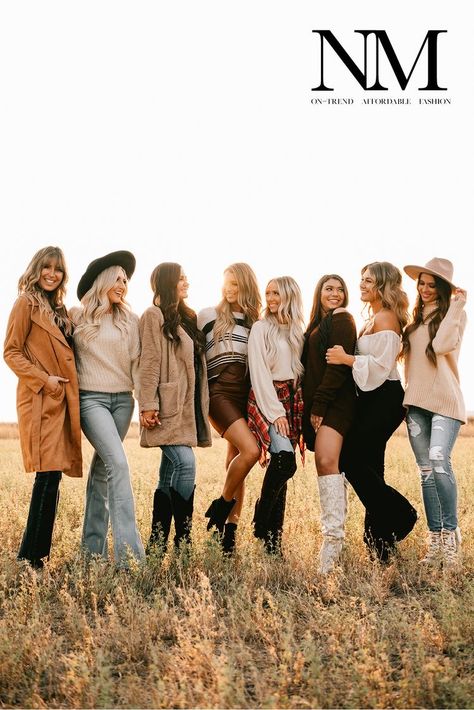 Large Group Photography, Boho Hats, Group Photo Poses, Big Family Photos, Large Family Photos, Fall And Winter Fashion, Group Photography Poses, Fall Family Photo Outfits, Sisters Photoshoot