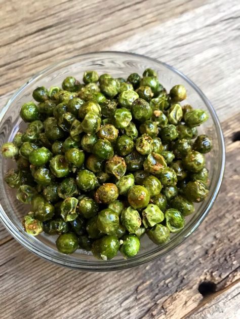 Crunchy Roasted Green Peas · Compston Kitchen Roasted Green Peas, Green Chickpeas Recipes, Preserving Peas, Dehydrator Snacks, Healhty Snacks, Low Glycemic Snacks, Roasted Peas, Green Peas Recipes, Pea Snacks