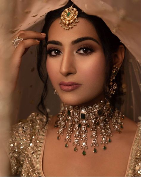 Are you a minimalistic bride? You should definitely seek inspiration from this subtle bridal makeup look that’s the perfect mix of elegance and grace on a no makeup face ♥️ pc: Guru makeup art #bridal #bride #indianwedding #indianbride #indianjewellery #jewelry #indianbridalmakeup #bridalmakeup #wittyvows Wedding Skincare Routine, Bridal Facial, Bride Makeup Natural, Indian Makeup Looks, Makeup Artist Course, Wedding Skincare, Indian Wedding Makeup, Indian Bride Makeup, Glam Wedding Makeup