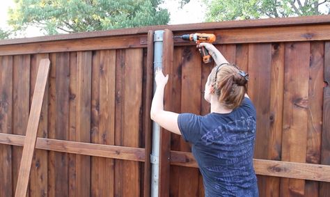 How to Build a Gate for a Fence and Boxes Around Steel Posts Build A Gate, Building A Gate, Steel Fence Posts, Diy Privacy Fence, Metal Fence Posts, Wood Fence Design, Privacy Fence Designs, Fence Styles, Diy Fence