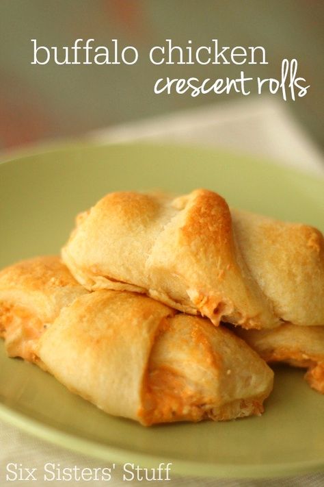 Buffalo Chicken Crescent, Crescent Roll Ideas, Party Food Dinner, Crescent Rolls Recipe, Appetizers Chicken, Easy Crescent Rolls, Chicken Crescent Rolls, Chicken Crescent, Football Appetizers