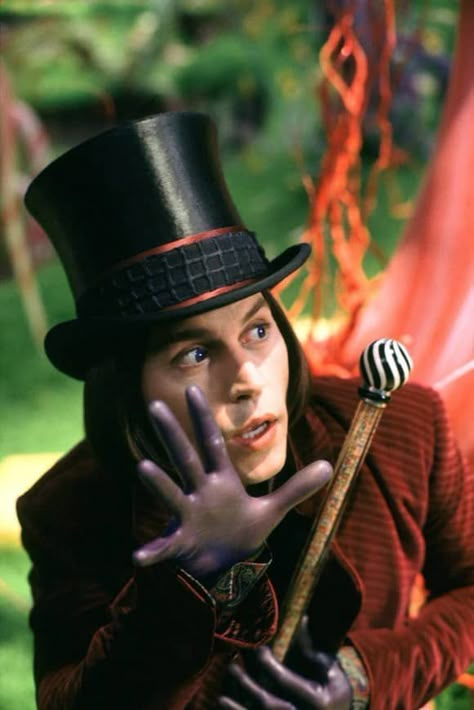 charlie and the chocolate factory (2005) Johnny Depp Willy Wonka, 3 People Costumes, John Depp, جوني ديب, Kaptan Jack Sparrow, Ace Hood, Johnny Depp Movies, Tim Burton Films, Tim Burton Movie