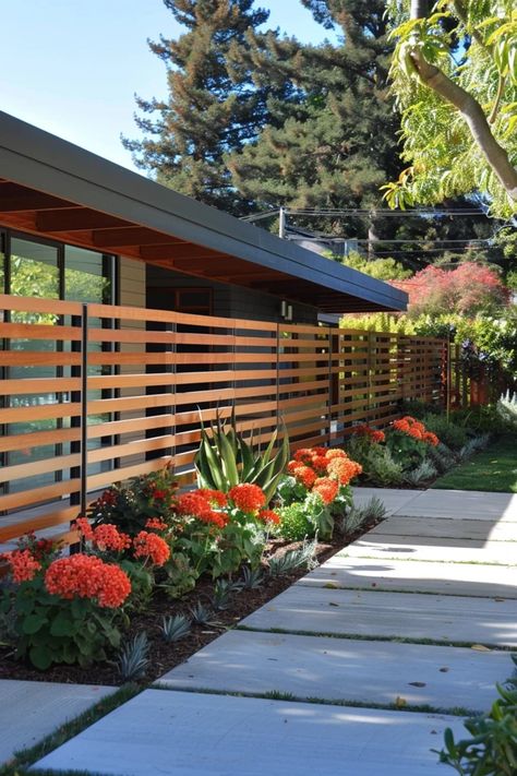 Mid Century Modern Fence Ideas for Stylish Homes Basement Outdoor Patio, Modern Front Yard Landscaping Ideas Mid Century, Midcentury Fence Ideas, Mid Century Privacy Fence, Mid Century Patio Design, Front Porch Mid Century Modern, Mcm Deck Ideas, Mid Century Modern Deck Ideas, Mid Century Deck Ideas