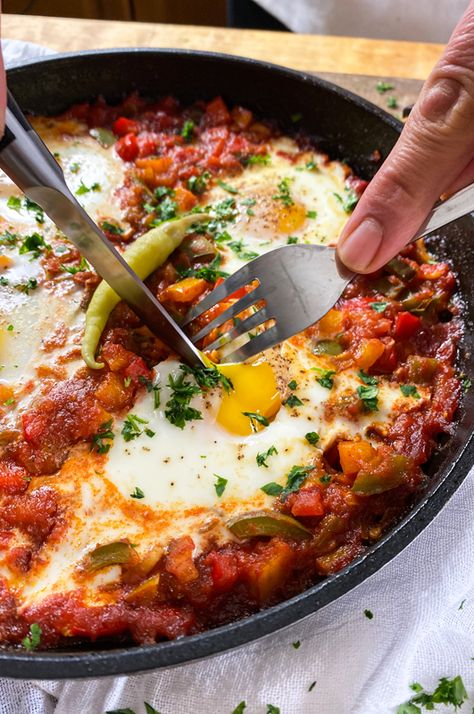 Basque-Style Baked Eggs Recipe | The Spanish Take on Shakshuka Spanish Baked Eggs, Basque Food, Shakshuka Recipes, Baked Eggs Recipe, Vegetarian Gluten Free, Country Recipes, Kebab Recipes, Spanish Dishes, Eggs Recipe