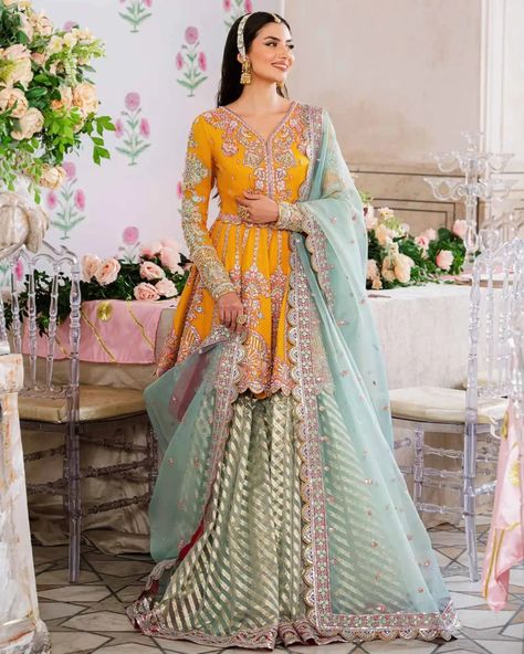 End of Season Sale 🤩 UNDER PKR 30K‼️Upto 30% Off on Festive wear 💕 Brand: Akbar Aslam Tap the link in bio to shop 🛍️ Akbar Aslam, Sabyasachi Lehenga, Pakistani Designer Clothes, Net Dress, Readymade Saree, Chiffon Collection, Party Kleidung, Embroidered Dupatta, Ladies Clothing