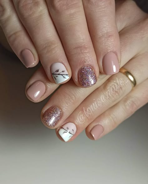 Short Nails For Moms, Mom Nails Short, Glitter Gel Nail Designs, Gold Gel Nails, Beauty Hacks Nails, Pink Gel Nails, Ombre Nails Glitter, Manicure Nail Designs, Glitter Gel Nails