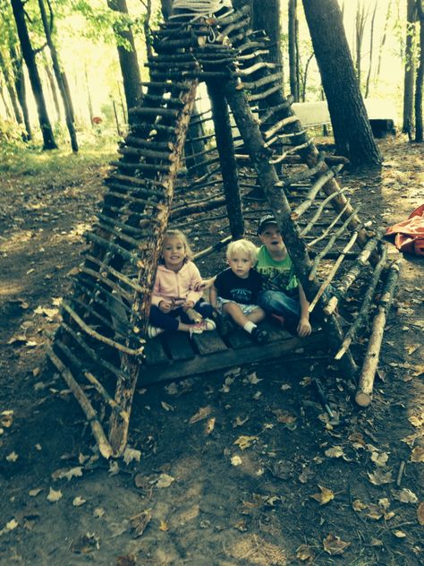 Teepee branches sticks and nail it together. Teepee Outdoor, Outdoor Forts, Natural Playground Ideas, Cat Playground Outdoor, Natural Playgrounds, Diy Teepee, Kids Yard, Tipi Tent, Playground Ideas