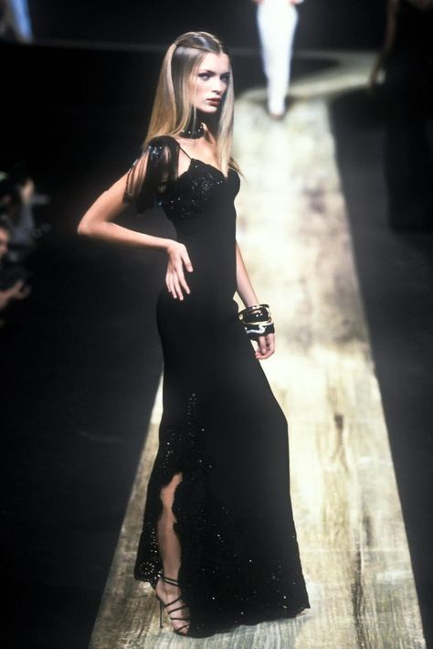 Valentino 2000 Runway, Valentino Vintage Dress, 1990 Runway Fashion, Valentino Aesthetic Vintage, 90s Runway Dresses, Valentino Runway Dresses, Vintage Couture Gowns, Black Runway Dress, Vintage Valentino Dress